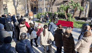 Fano - Nei giardini di piazza Amiani una panchina tricolore per ricordare i martiri delle foibe